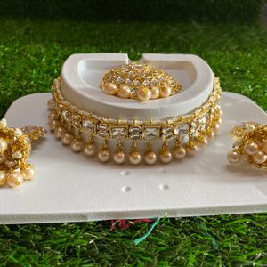 Kundan With Beige Beads Jewellery Set