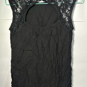 Black Top Wit Net Sleeves