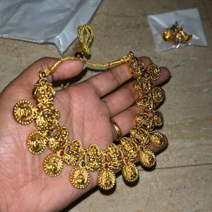 Short Lakshmi Necklace With Earrings