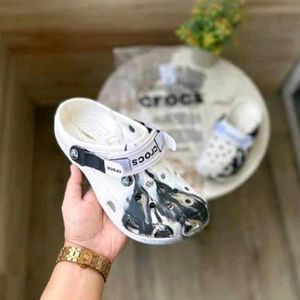 Crocs 💫✨ White🤍 (Size 6)📏 New With Tag!! 🏷️