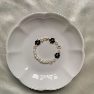 Black And White Daisy Pearl Bracelet