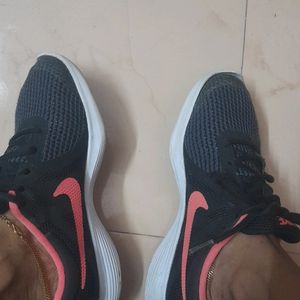 NIKE BLACK SHOE