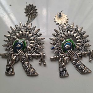 A Set Of Earings & 2 Pendant