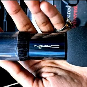 M.A.C DUAL FOUNDATION BRUSH