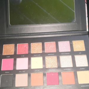 Huda Eyeshadow Palette