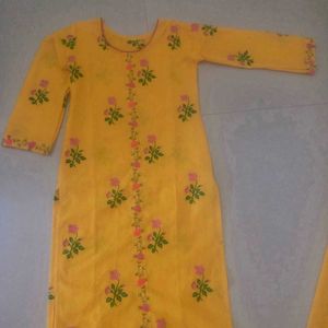 Women Kurta Set With Embroidery Work