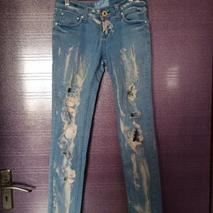 SUPER STYLISH TATTERED JEANS