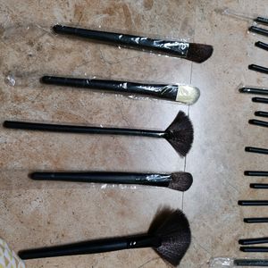 24 Set Of Makeup brushes