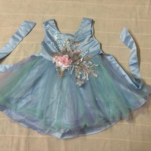 2 Baby Girl Dresses (2 to 4 yrs)