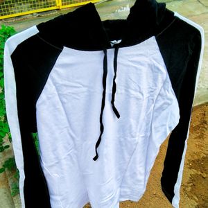 New Black An White T-shirt With Hood