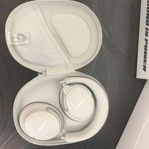 BOSE Quietcomfort Ultra Headphones. Silver color