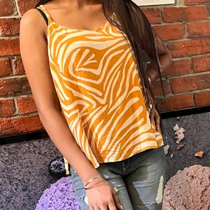 Sleeveless mustard printed casual top ✨