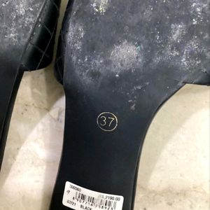 Original inc.5 beautiful black little heel
