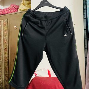 Three quarter workout pants