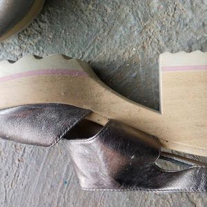 heel sandal with 3.5 inches