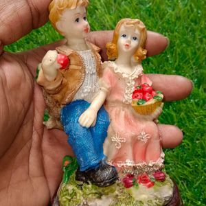 Couple Statue - Gift 🎁 Items Or Can Be Kept In Mirror Shelf