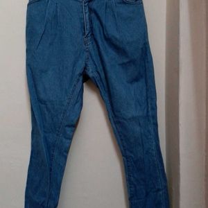 Boyfriend shape blue jeans