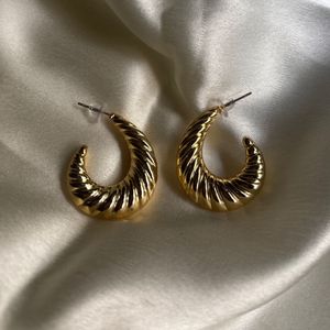 Flat croissant earrings (gold finish)