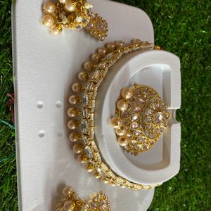 Kundan With Beige Beads Jewellery Set