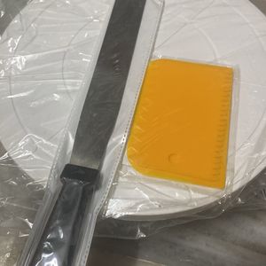 Rotating Table With Spatula For Cake Making A