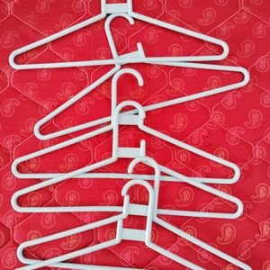 CLOTHES HANGER -6 PCS❣️