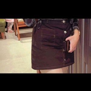 BEAUTIFUL SKIRT WITH DETAILING OF BUTTON