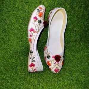 Trendy Women Juttis & Mojaris