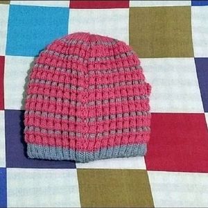 IT IS A WOOLEN WOMEN'S PINK COLOR TOPI.....