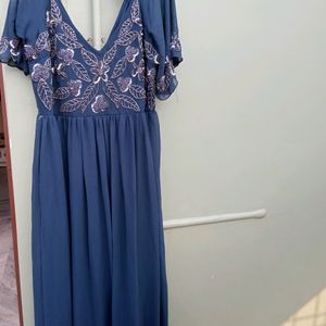 Brand new party  Gown never used once due to