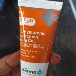 Derma Co.1% Hyaluronic Sunscreen Spf50