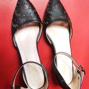 Sherrif Shoes Black Pointed Toe Kitten Heels👠