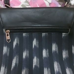 Women's handbag with sling