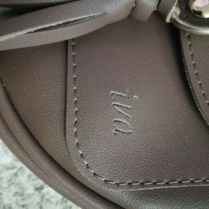 iva round sling bag