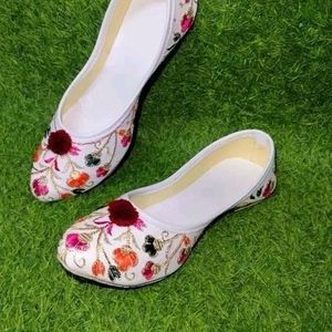 Trendy Women Juttis & Mojaris