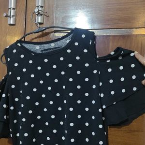 💥🌼 Lovely Dotted Black Top Size 32