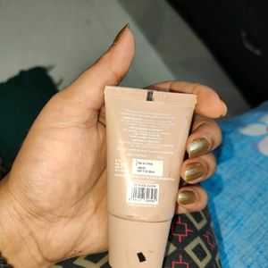 Mama Earth Glow Serum Foundation