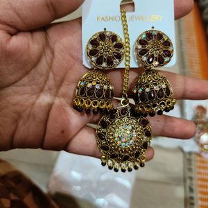 Jhumka With Maang Tikka