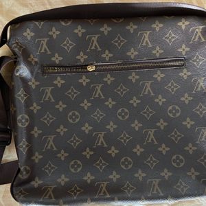 LOUIS VUITTON MONOGRAM PRINT MESSENGER BAG