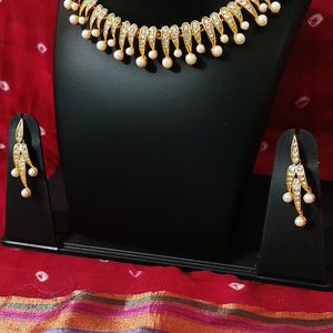 Elegant diamond gold necklace