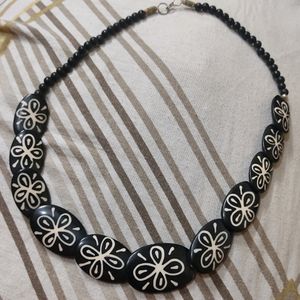 Black And White Rasin Beeds Necklace