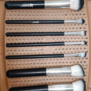 7 MAKEUP BRUSHES