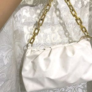 Trendy White Shoulder Bag 🤍