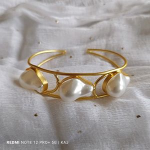 Artificial baroque pearl's Handcuff