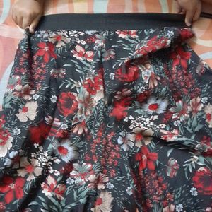 Beautiful black floral print polyester culotte...strachable elastic...no flaws...