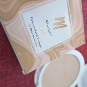 Myglamm LIT Radiant Matte Compact