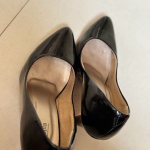 Shoetopia Black Solid Pumps