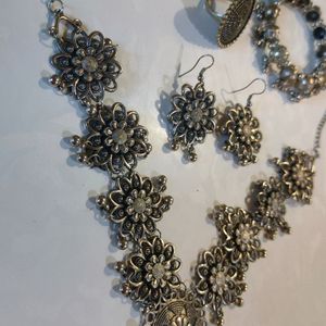 Black Metal Necklace Set