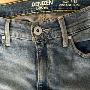 Levis Distressed Straight Fit Jeans