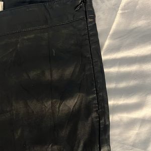 Leather V detailed short skirt