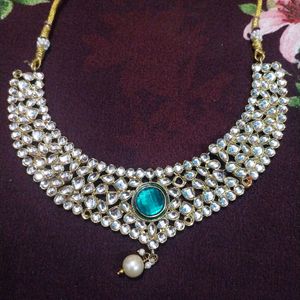 Sot jewellery set with earnings